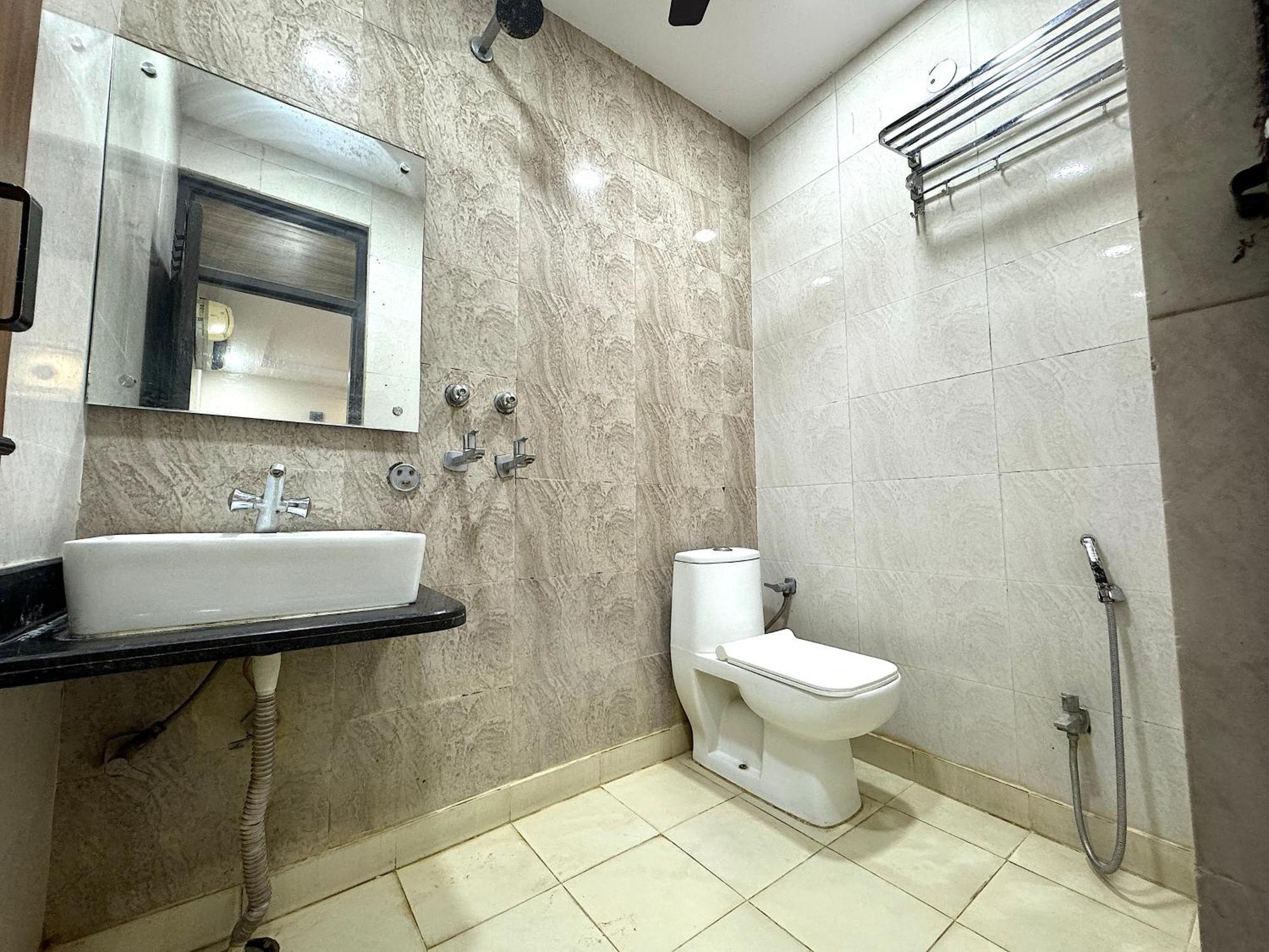 Kelson Dx With Parking, 2mins From Metro Station Near Railway Station New Delhi